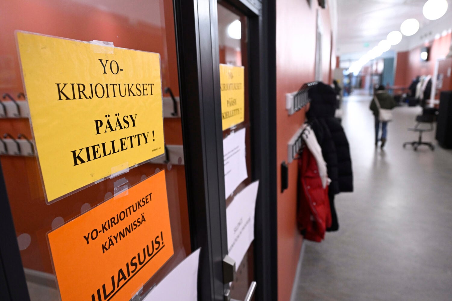 Ylioppilaskirjoituksista opastavia kylttejä Ressun Lukiolla Helsingissä viime maaliskuussa. LEHTIKUVA / HEIKKI SAUKKOMAA