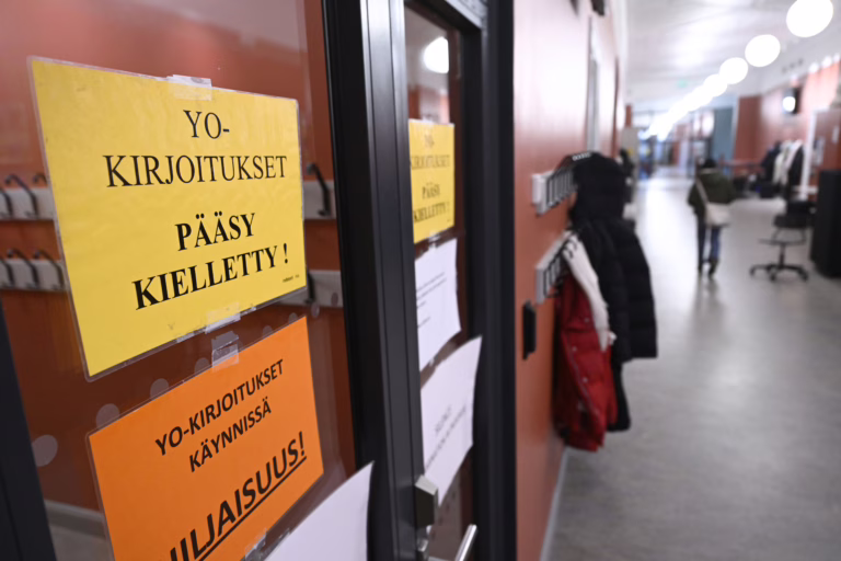 Ylioppilaskirjoituksista opastavia kylttejä Ressun Lukiolla Helsingissä viime maaliskuussa. LEHTIKUVA / HEIKKI SAUKKOMAA