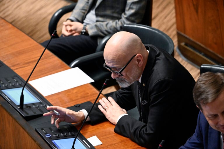 Hallintovaliokunnan puheenjohtaja Mauri Peltokangas eduskunnan täysistunnossa Helsingissä 11. maaliskuuta 2026. LEHTIKUVA / RONI REKOMAA