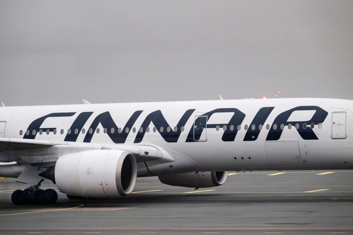 Finnairin Airbus A350-900 -matkustajakone Helsinki-Vantaan lentoasemalla maaliskuussa.