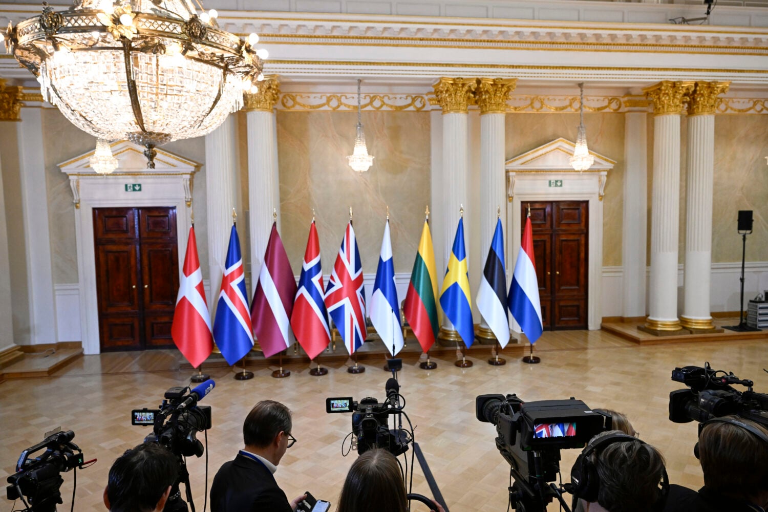 JEF-maiden lippuja rivissä. LEHTIKUVA / EMMI KORHONEN