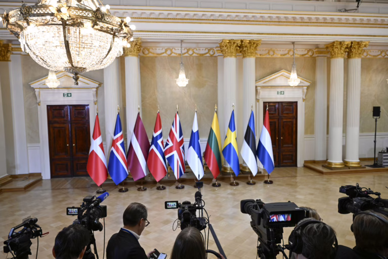 JEF-maiden lippuja rivissä. LEHTIKUVA / EMMI KORHONEN