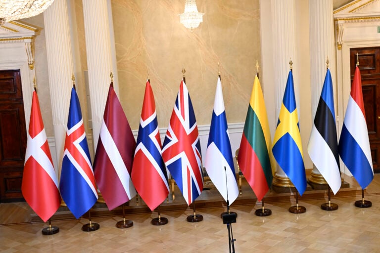 JEF-maiden liput rivissä. LEHTIKUVA / EMMI KORHONEN