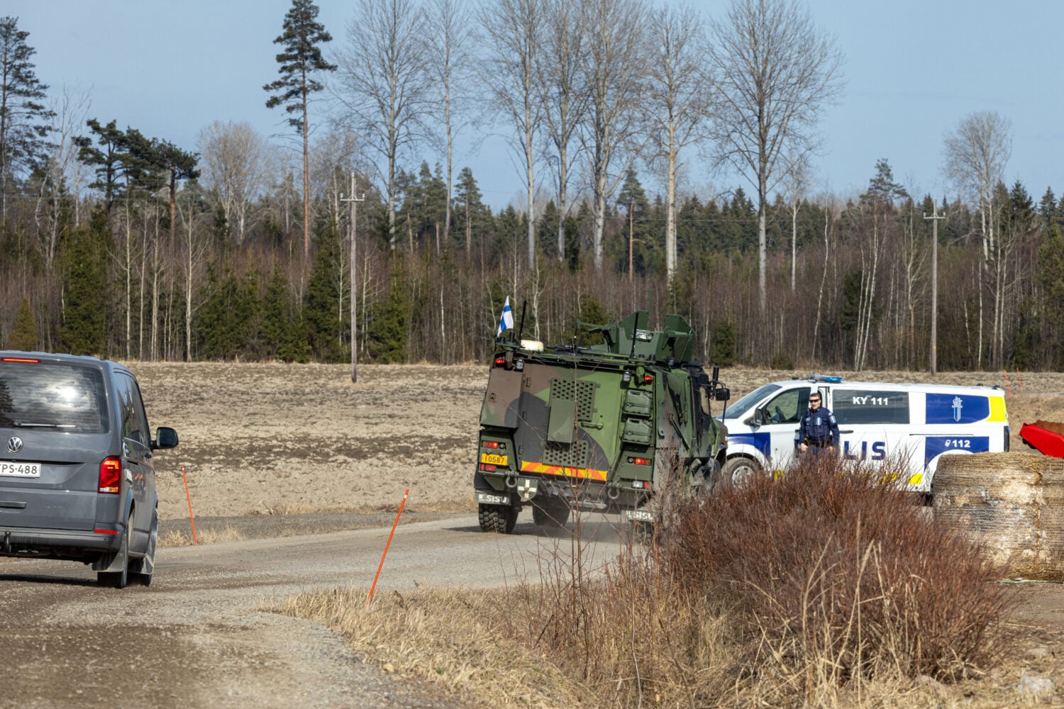 Armeijan ajoneuvo Oravalassa Kouvolassa sunnuntaina 29. maaliskuuta 2026. Puolustusministeriön mukaan yksi drooni on pudonnut maahan Kouvolan pohjoispuolella ja toinen drooni Kouvolan itäpuolella. Poliisi on eristänyt alueet lisätutkimuksia varten. STR / LEHTIKUVA / SASU JÄRNSTEDT
