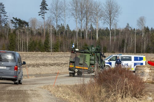 Armeijan ajoneuvo Oravalassa Kouvolassa sunnuntaina 29. maaliskuuta 2026. Puolustusministeriön mukaan yksi drooni on pudonnut maahan Kouvolan pohjoispuolella ja toinen drooni Kouvolan itäpuolella. Poliisi on eristänyt alueet lisätutkimuksia varten. STR / LEHTIKUVA / SASU JÄRNSTEDT