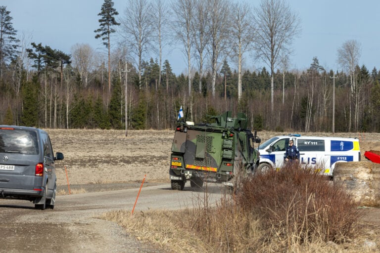 Armeijan ajoneuvo Oravalassa Kouvolassa sunnuntaina 29. maaliskuuta 2026. Puolustusministeriön mukaan yksi drooni on pudonnut maahan Kouvolan pohjoispuolella ja toinen drooni Kouvolan itäpuolella. Poliisi on eristänyt alueet lisätutkimuksia varten. STR / LEHTIKUVA / SASU JÄRNSTEDT