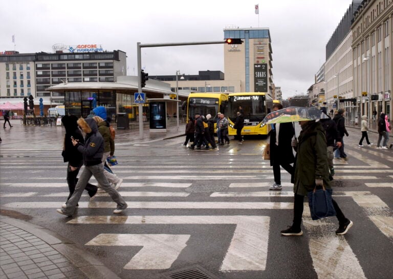 Jalankulkijoita Turun keskustassa. Kuvituskuva. LEHTIKUVA / TIMO JAAKONAHO