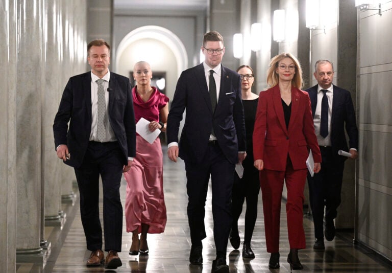 Keskustan Antti Kaikkonen, vihreiden Sofia Virta, SDP:n Antti Lindtman, vasemmistoliiton Minja Koskela, SDP:n eduskuntaryhmän puheenjohtaja Tytti Tuppurainen ja Liike Nytin Harry Harkimo. LEHTIKUVA / MARKKU ULANDER