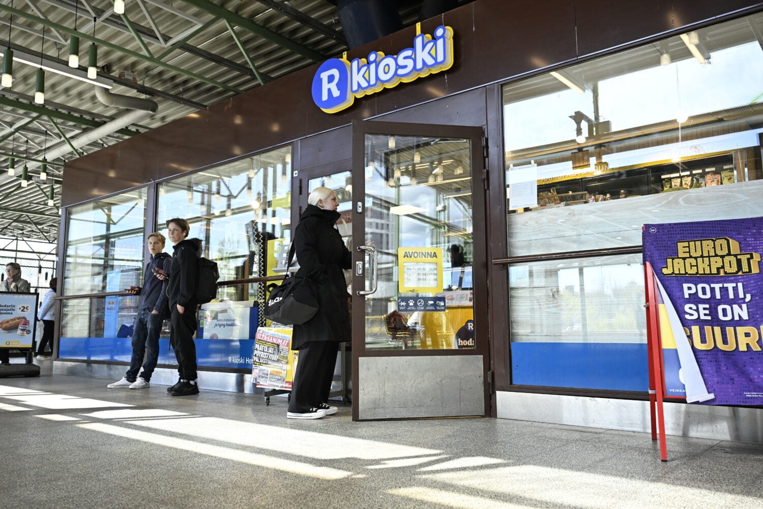 R-kioski Herttoniemen metroasemalla Helsingissä. LEHTIKUVA / RONI REKOMAA