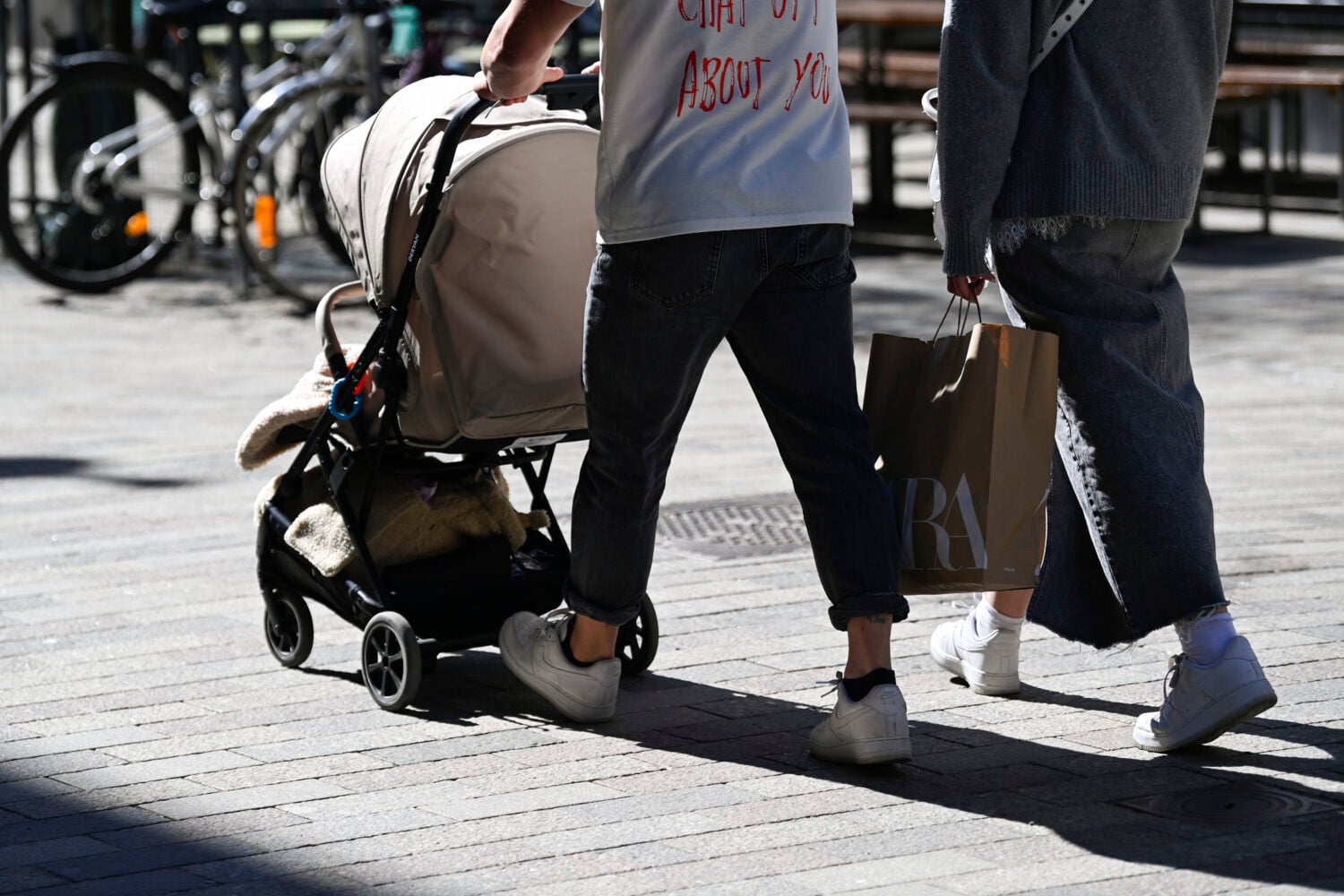 Pariskunta kävelyllä lastenrattaiden kanssa Helsingissä toukokuussa.