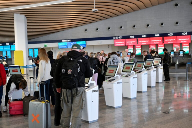 Matkustajia Helsinki-Vantaan lentoasemalla. LEHTIKUVA / MARKKU ULANDER