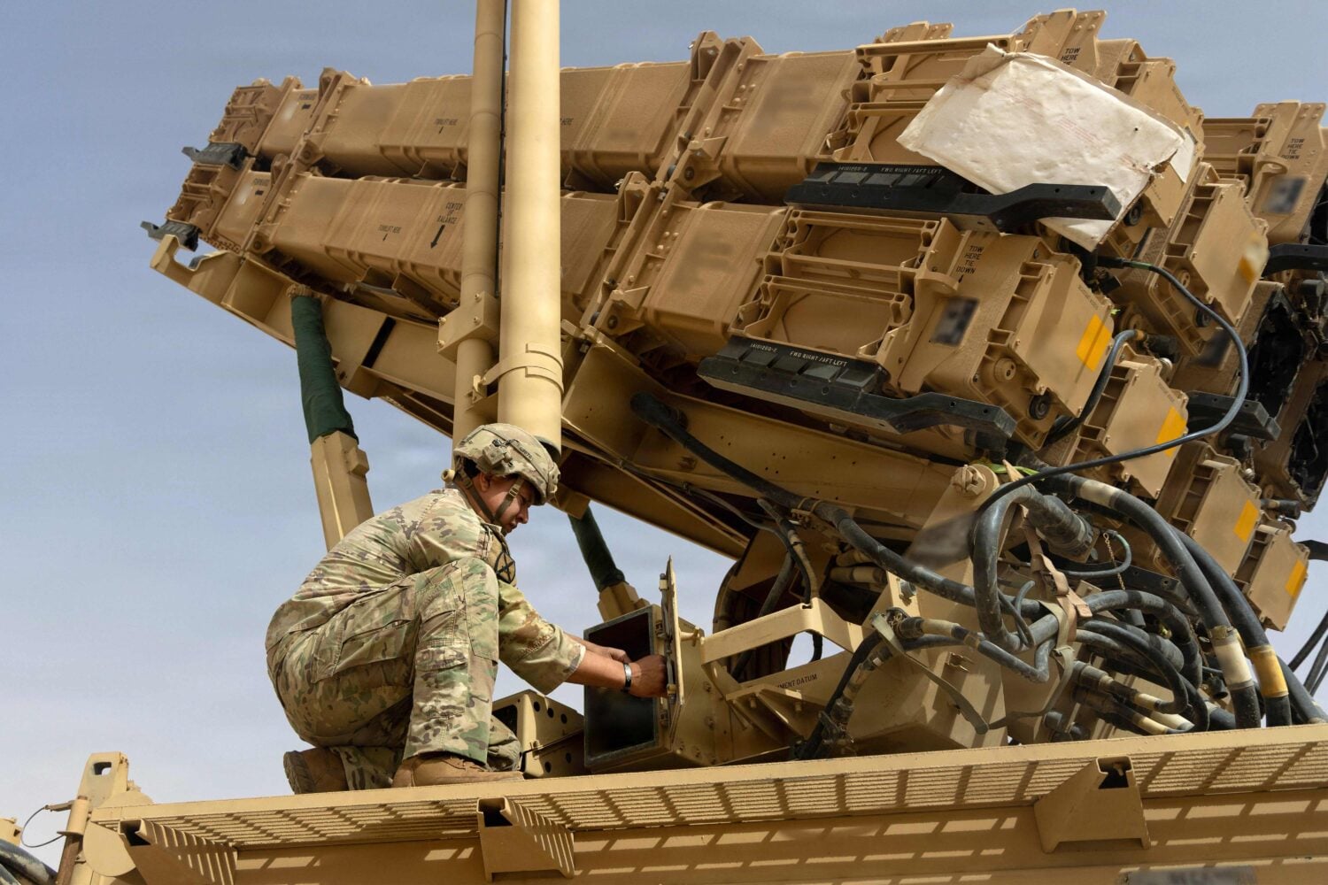Sotilas huolsi MIM-104 Patriot -ilmatorjuntaohjusjärjestelmää tarkemmin määrittelemättömässä paikassa Lähi-idässä kesäkuussa USA:n asevoimien jakamassa kuvassa.
