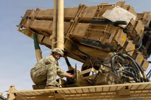 Sotilas huolsi MIM-104 Patriot -ilmatorjuntaohjusjärjestelmää tarkemmin määrittelemättömässä paikassa Lähi-idässä kesäkuussa USA:n asevoimien jakamassa kuvassa.