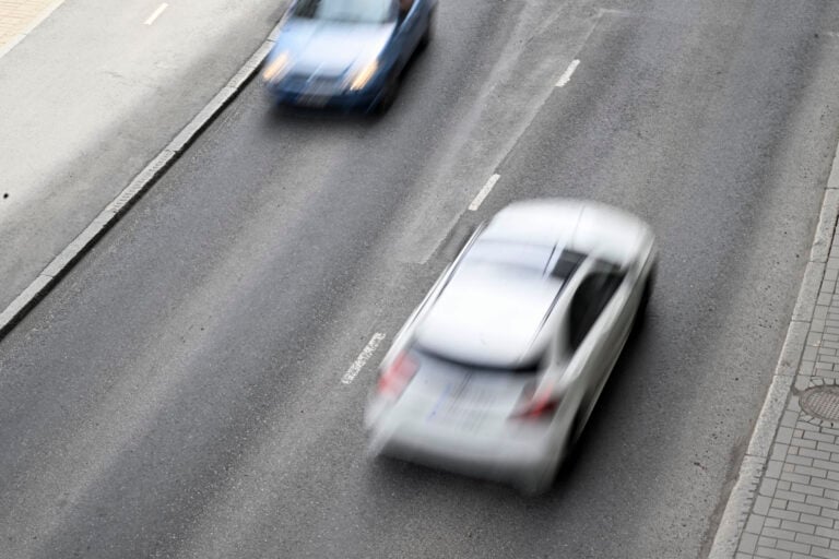 Henkilöautoja. LEHTIKUVA / VILJA SIRVIÖ