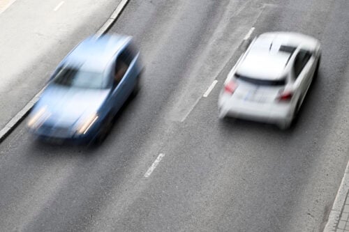 Henkilöautoja liikenteessä Tampereella. LEHTIKUVA / VILJA SIRVIÖ