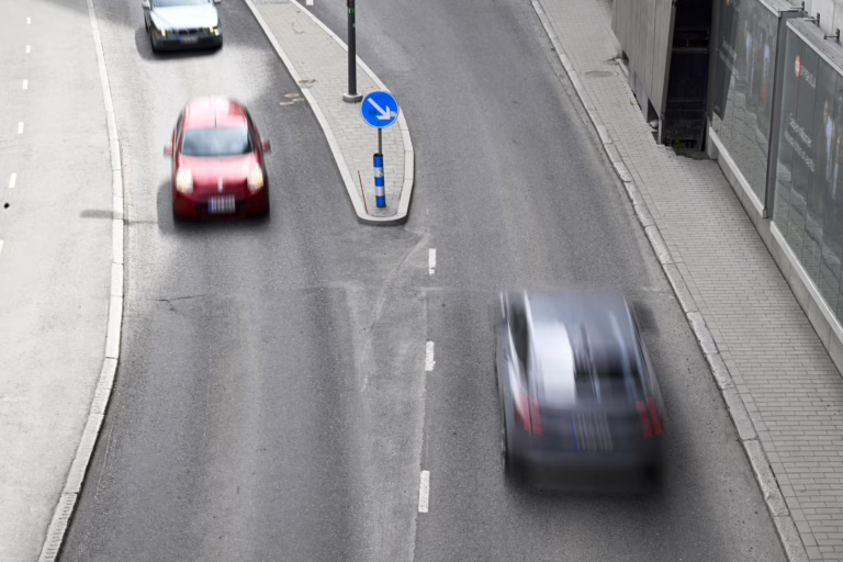 Autoja liikenteessä. LEHTIKUVA / VILJA SIRVIÖ
