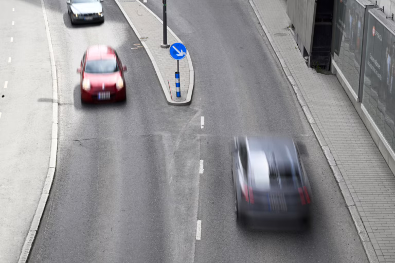 Henkilöautoja liikenteessä Ratapihankadulla Tampereella. LEHTIKUVA / VILJA SIRVIÖ