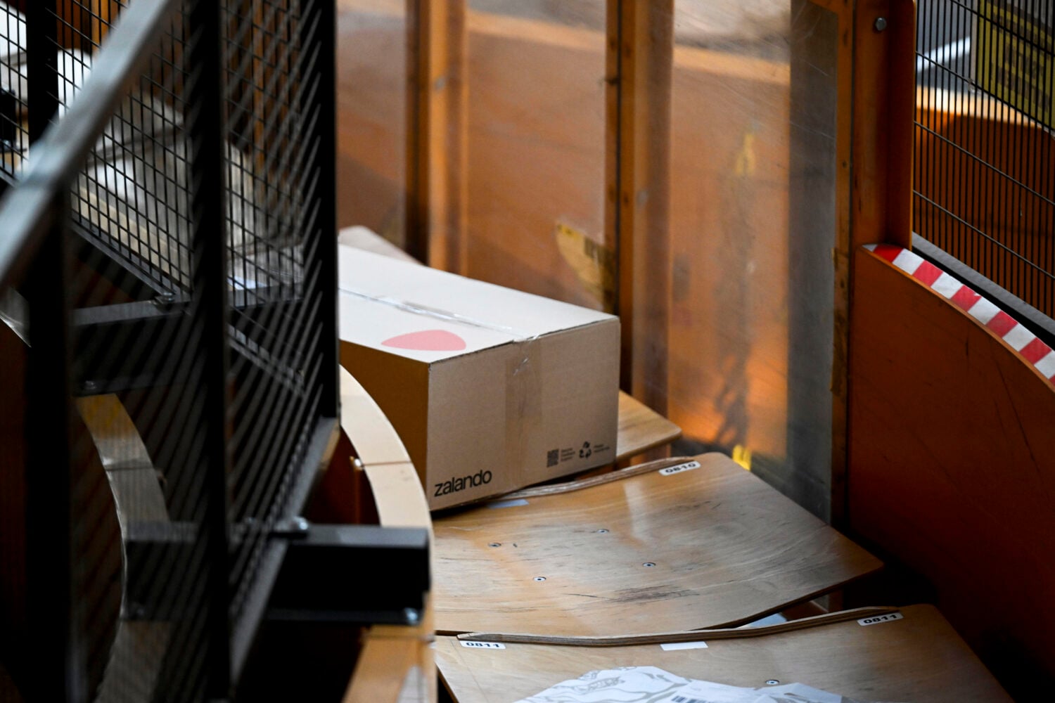 Paketteja Postin logistiikkakeskuksella Vantaalla 11. kesäkuuta 2026. LEHTIKUVA / VILJA SIRVIÖ