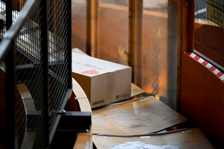 Paketteja Postin logistiikkakeskuksella Vantaalla 11. kesäkuuta 2026. LEHTIKUVA / VILJA SIRVIÖ