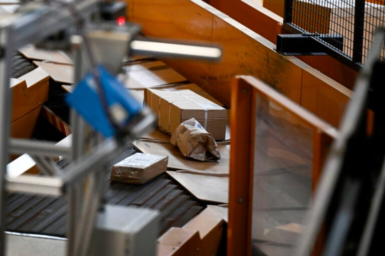 Paketteja Postin logistiikkakeskuksella Vantaalla. / LEHTIKUVA / VILJA SIRVIÖ