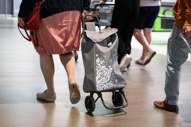 Ihmisiä Triplan kauppakeskuksessa