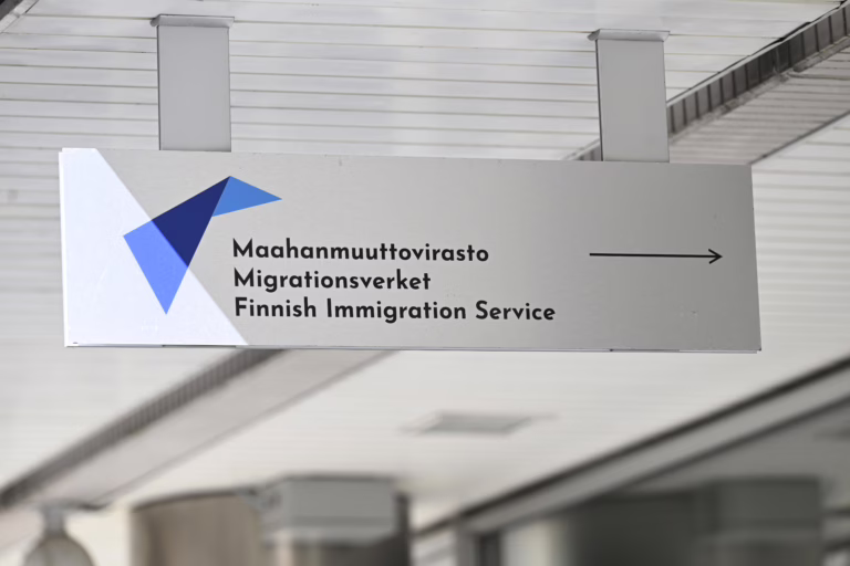 Maahanmuuttoviraston kyltti Helsingissä. LEHTIKUVA / JADE SILPO
