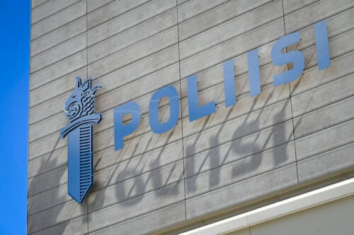 Poliisin tunnus Itä-Uudenmaan poliisilaitoksen seinässä. LEHTIKUVA / EMMI KORHONEN