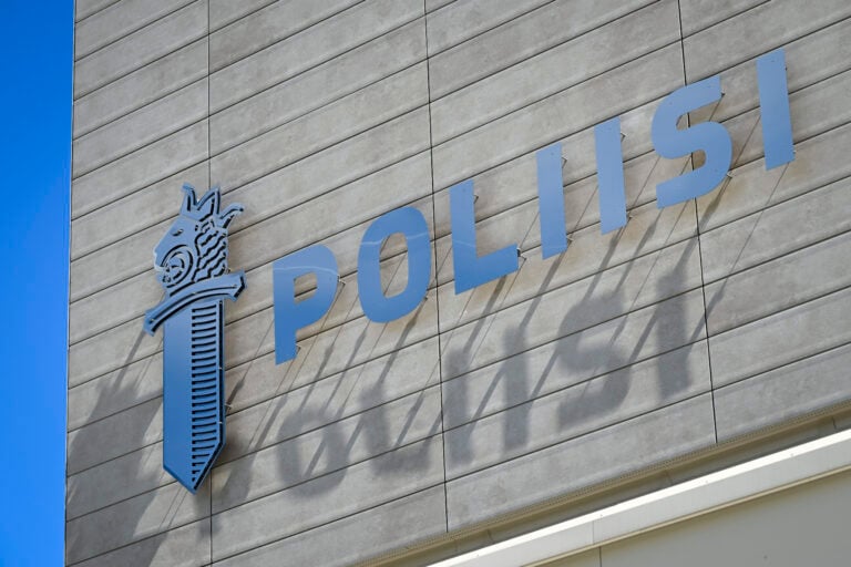 Poliisin tunnus Itä-Uudenmaan poliisilaitoksen seinässä. LEHTIKUVA / EMMI KORHONEN