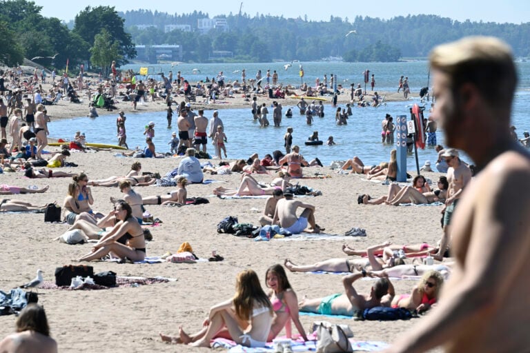 Ihmisiä uimarannalla Helsingissä. LEHTIKUVA / HEIKKI SAUKKOMAA