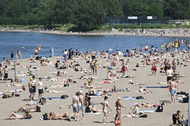 Ihmisiä uimarannalla Helsingissä. LEHTIKUVA / HEIKKI SAUKKOMAA