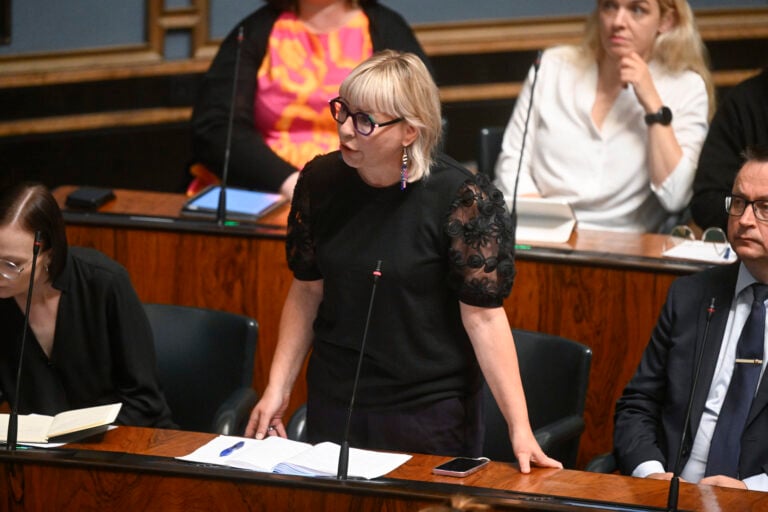 Vasemmistoliiton Aino-Kaisa Pekonen eduskunnan täysistunnossa Helsingissä 21. heinäkuuta 2026. LEHTIKUVA / VILJA SIRVIÖ