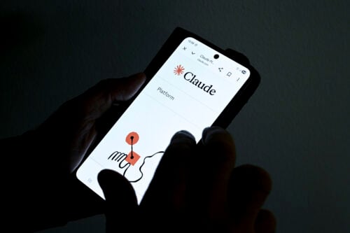 Tekoälysovellus Clauden verkkosivut älypuhelimella. LEHTIKUVA / ANTTI AIMO-KOIVISTO