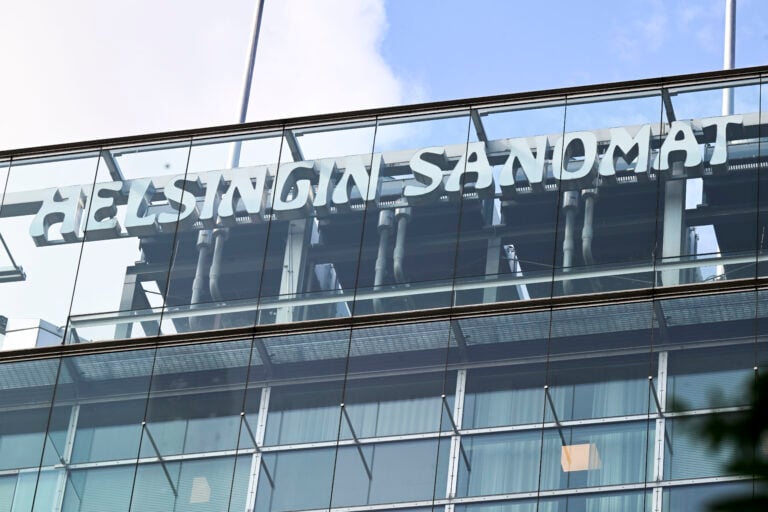 Sanomalehti Helsingin Sanomien logo Sanomatalon seinässä Helsingissä. LEHTIKUVA / VILJA SIRVIÖ