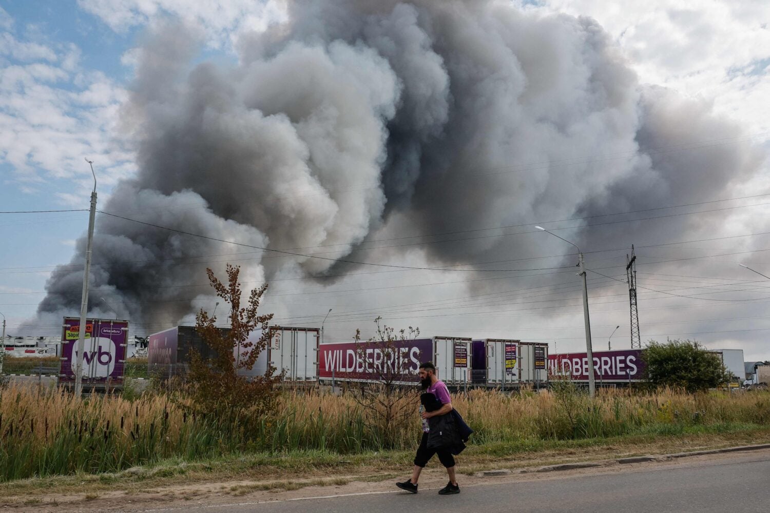 Tulipalo venäläisen verkkokauppayhtiö Wildberriesin logistiikkakeskuksessa Podolskin kaupungin lähellä Moskovan ulkopuolella 16. elokuuta 2026. AFP / LEHTIKUVA / TATYANA MAKEYEVA