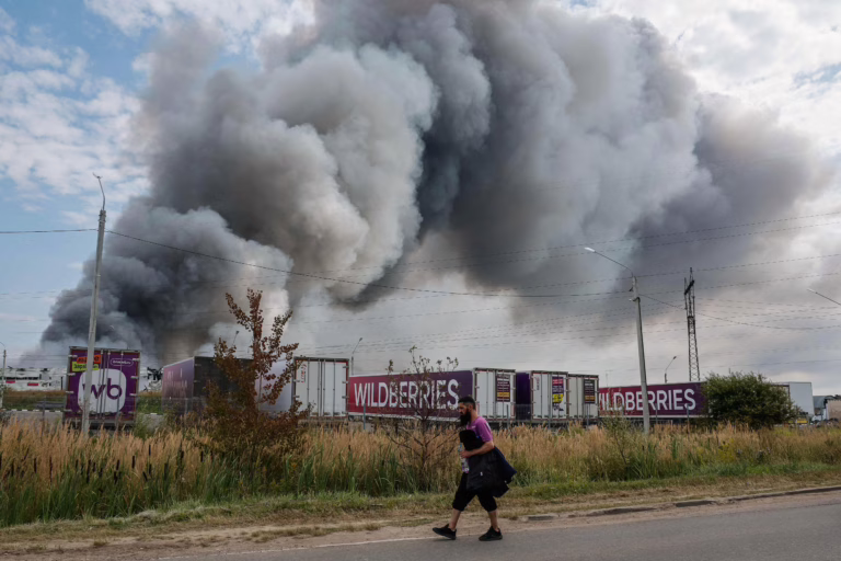 Tulipalo venäläisen verkkokauppayhtiö Wildberriesin logistiikkakeskuksessa Podolskin kaupungin lähellä Moskovan ulkopuolella 16. elokuuta 2026. AFP / LEHTIKUVA / TATYANA MAKEYEVA