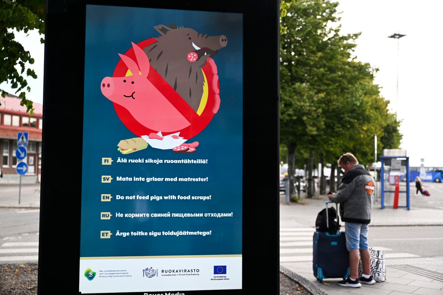 Sikarutosta varoittava viesti Katajanokan terminaalin näytöllä Helsingissä 20. elokuuta 2026. LEHTIKUVA / VILJA SIRVIÖ