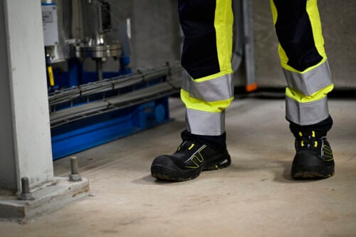 Työntekijä suojavaatteissa. LEHTIKUVA / EMMI KORHONEN