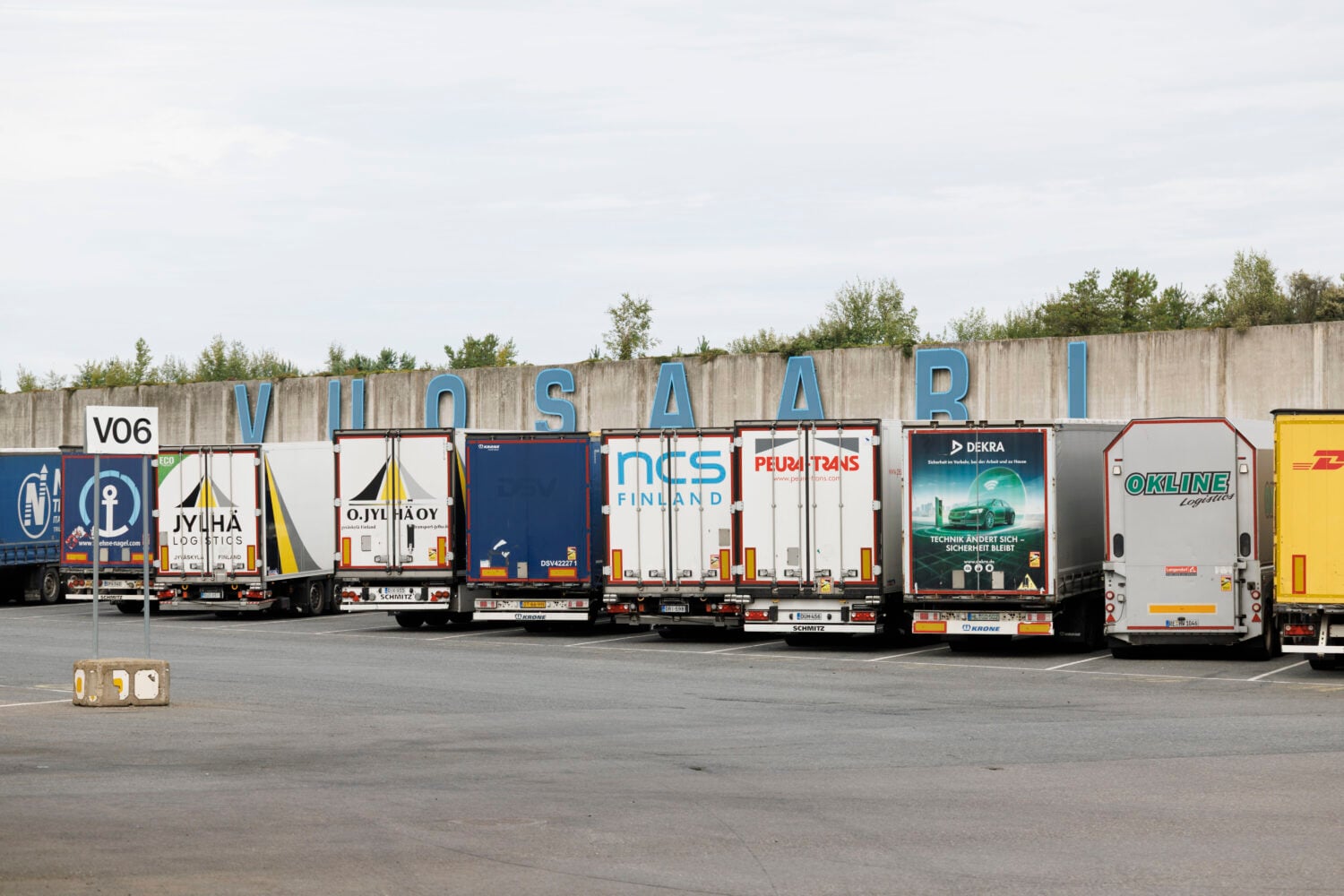 Rekkojen perävaunuja Vuosaaren satamassa Helsingissä 29. elokuuta.