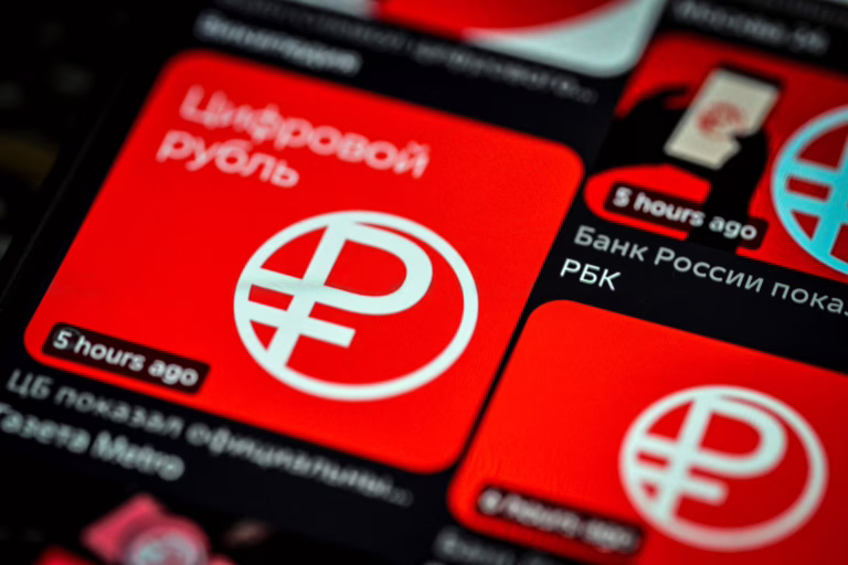 Digitaalisen ruplan logo kännykän näytöllä. AFP / LEHTIKUVA / ALEXANDER NEMENOV