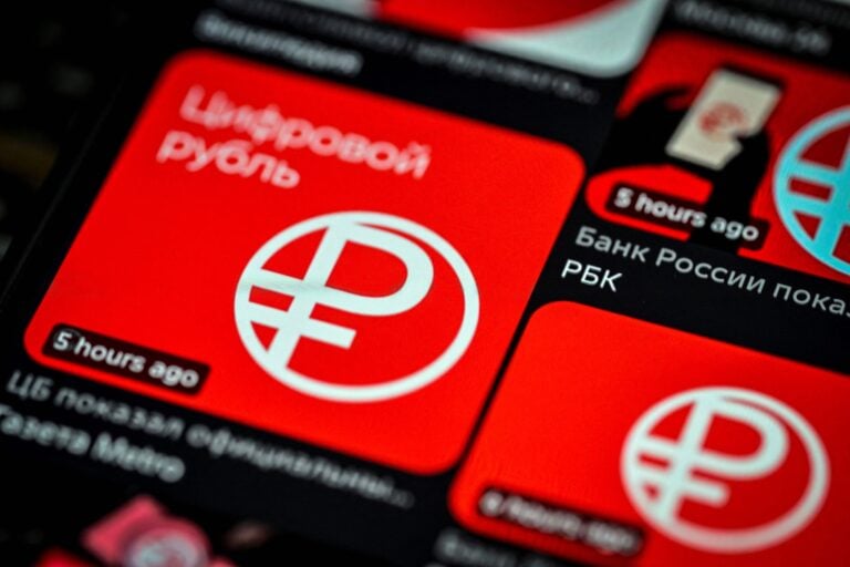 Digitaalisen ruplan logo kännykän näytöllä. AFP / LEHTIKUVA / ALEXANDER NEMENOV