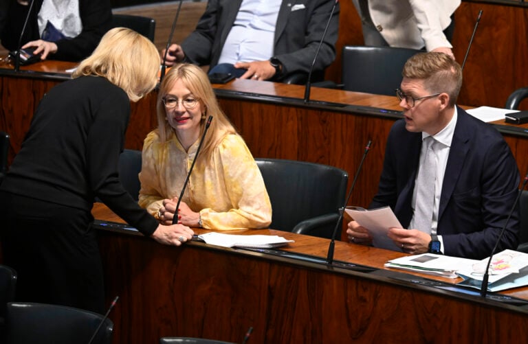 SDP:n Antti Lindtman ja Tytti Tuppurainen eduskunnan täysistunnossa Helsingissä 1. syyskuuta 2026. , LEHTIKUVA / MARKKU ULANDER