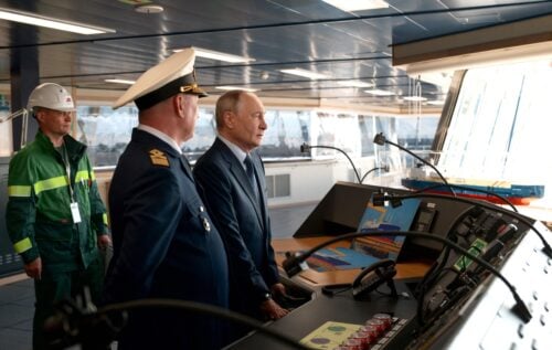 Venäjän presidentti Vladimir Putin tutustuu Arctic LNG 2 -hankkeelle rakennettavaan jääluokan kaasusäiliöalus Pjotr Stolypiniin Zvezdan telakalla Bolšoi Kamenin satamassa Vladivostokin alueella Venäjällä 2. syyskuuta 2026. AFP / LEHTIKUVA / ALEXEI DANICHEV