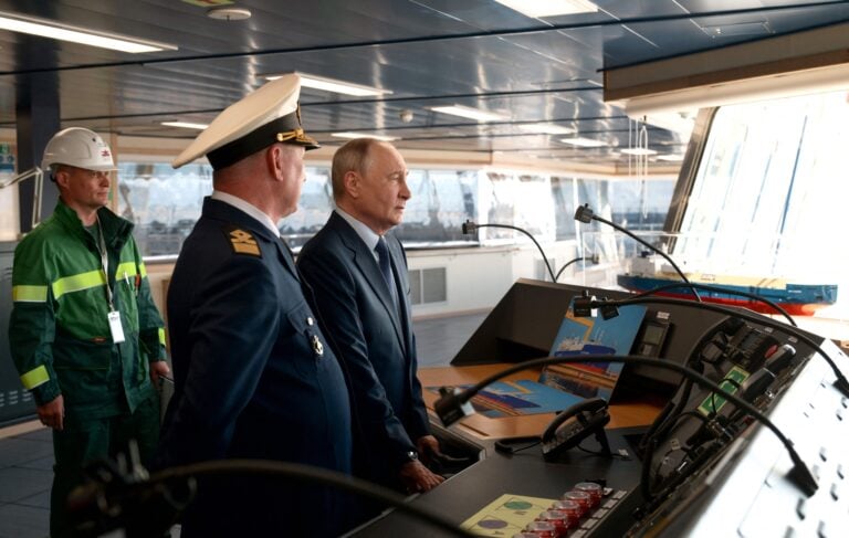 Venäjän presidentti Vladimir Putin tutustuu Arctic LNG 2 -hankkeelle rakennettavaan jääluokan kaasusäiliöalus Pjotr Stolypiniin Zvezdan telakalla Bolšoi Kamenin satamassa Vladivostokin alueella Venäjällä 2. syyskuuta 2026. AFP / LEHTIKUVA / ALEXEI DANICHEV