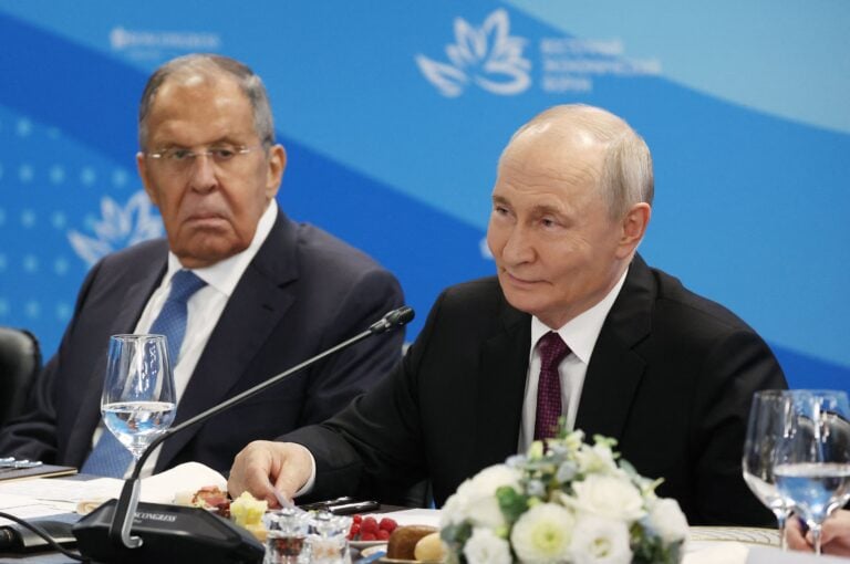 Presidentti Vladimir Putin ja ulkoministeri Sergei Lavrov Itäisen talousfoorumin kokouksessa. AFP / LEHTIKUVA / VYACHESLAV PROKOFYEV