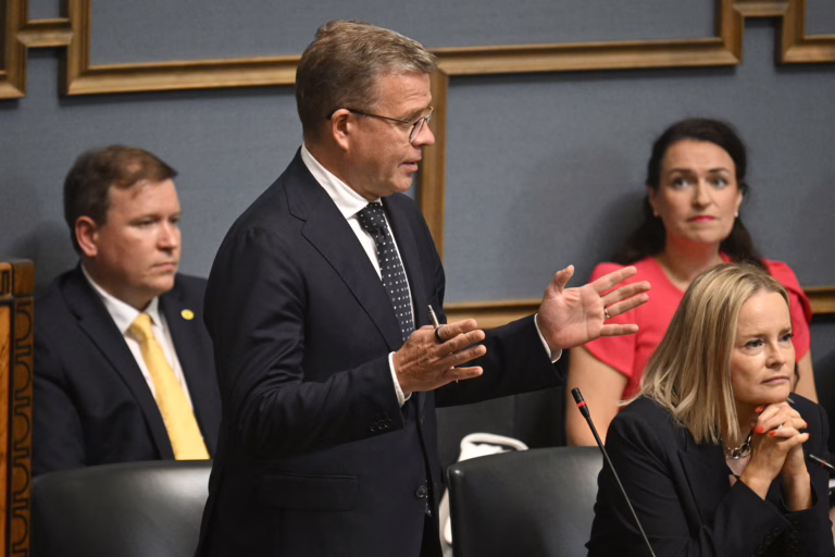 Pääministeri Petteri Orpo (kok) vastaamassa vierellään valtiovarainministeri Riikka Purra (ps) eduskunnan suullisella kyselytunnilla Helsingissä 3. syyskuuta 2026., LEHTIKUVA / MARKKU ULANDER