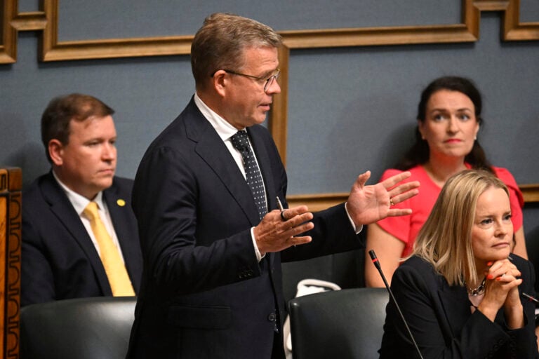 Pääministeri Petteri Orpo (kok) vastaamassa vierellään valtiovarainministeri Riikka Purra (ps) eduskunnan suullisella kyselytunnilla Helsingissä 3. syyskuuta 2026., LEHTIKUVA / MARKKU ULANDER