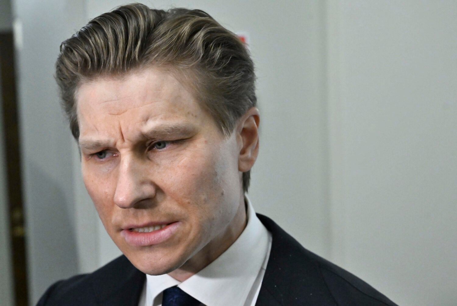 Puolustusministeri Antti Häkkänen puhumassa medialle ennen eduskunnan täysistunnon alkua Helsingissä 4. syyskuuta 2026. LEHTIKUVA / HEIKKI SAUKKOMAA