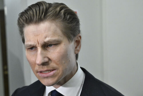 Puolustusministeri Antti Häkkänen puhumassa medialle ennen eduskunnan täysistunnon alkua Helsingissä 4. syyskuuta 2026. LEHTIKUVA / HEIKKI SAUKKOMAA
