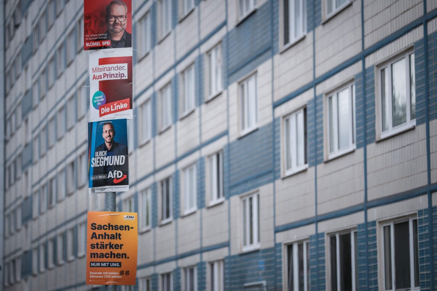 Vaalimainoksia Saksi-Anhaltin pääkaupungissa Magdeburgissa. AFP / LEHTIKUVA / RONNY HARTMANN