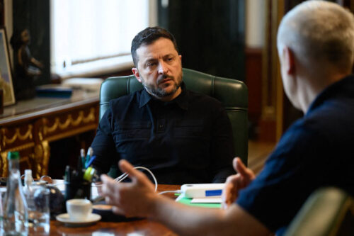 Ukrainan presidentti Volodymyr Zelenskyi kuvattuna perjantaina tapaamisessa maan turvallisuuspalvelu SBU:n johtajan Oleksandr Pokladin kanssa. AFP / LEHTIKUVA / HANDOUT